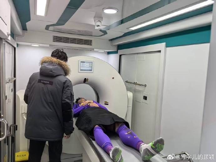  補時階段頭部被撞，天津記者：目前謝維軍正在醫(yī)院接受檢查