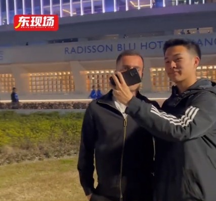  塞爾吉尼奧現(xiàn)身上海八萬人體育場，并與球迷親切打招呼合影