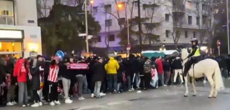  馬競球迷進(jìn)入伯納烏時向人群投擲雜物，導(dǎo)致安保對其進(jìn)行脫鞋檢查