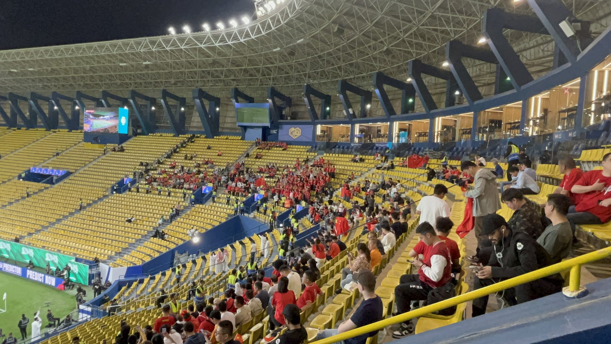  球票已售罄！中國球迷已經(jīng)入場，坐在球場上層沙特球迷區(qū)上方