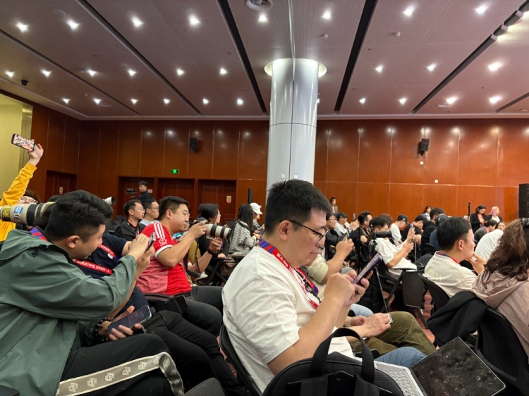  萬眾矚目！記者擠滿國足賽前新聞發(fā)布廳，賽場記者預(yù)計(jì)超300人