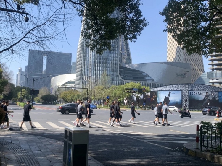  心態(tài)放松，有網(wǎng)友拍到澳大利亞隊早上在萬象城citywalk
