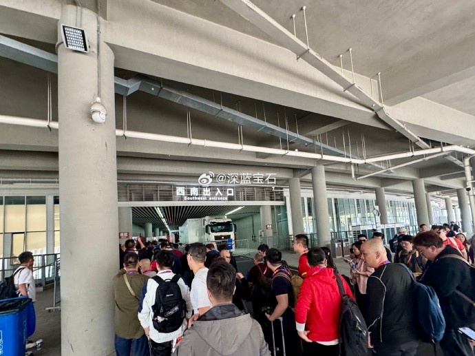  盛況空前！記者曬照：距離中澳之戰(zhàn)還有三小時(shí)，現(xiàn)場(chǎng)記者已超百名