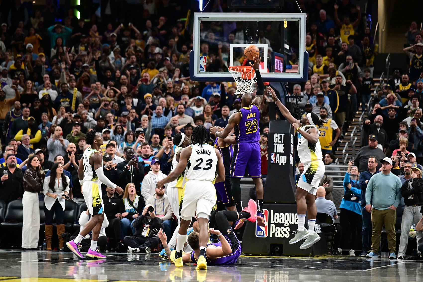  NBA歷史唯二面對(duì)同一支球隊(duì)有過3次壓哨絕殺的球員：?jiǎn)痰ず驼材匪? class=